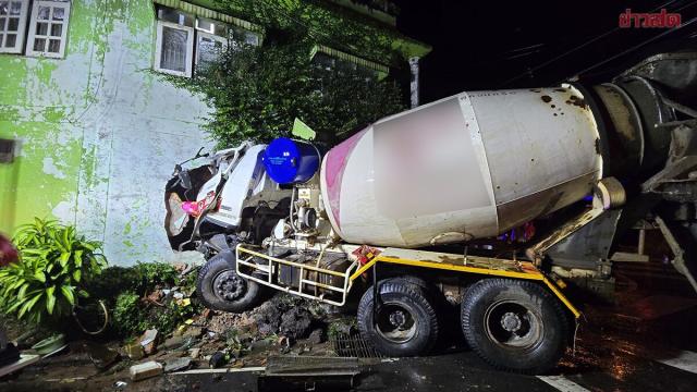 Acidente fatal com caminhão betoneira em Amnat Charoen