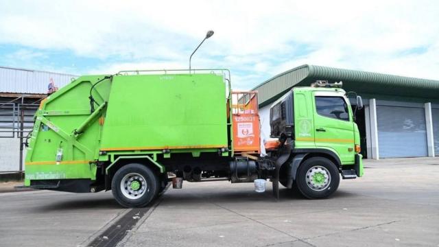 Governador de Banguecoque defende projeto de aluguer de camiões de lixo elétricos de 6 mil milhões de bahts