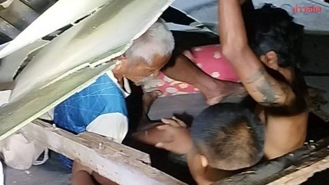 Idoso é resgatado após desabamento de casa em Samut Prakan