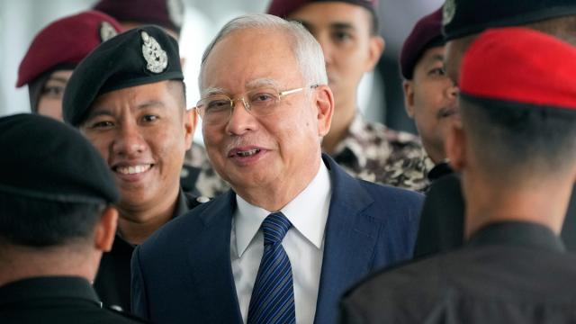Rei da Malásia concede prisão domiciliar ao ex-primeiro-ministro Najib Razak