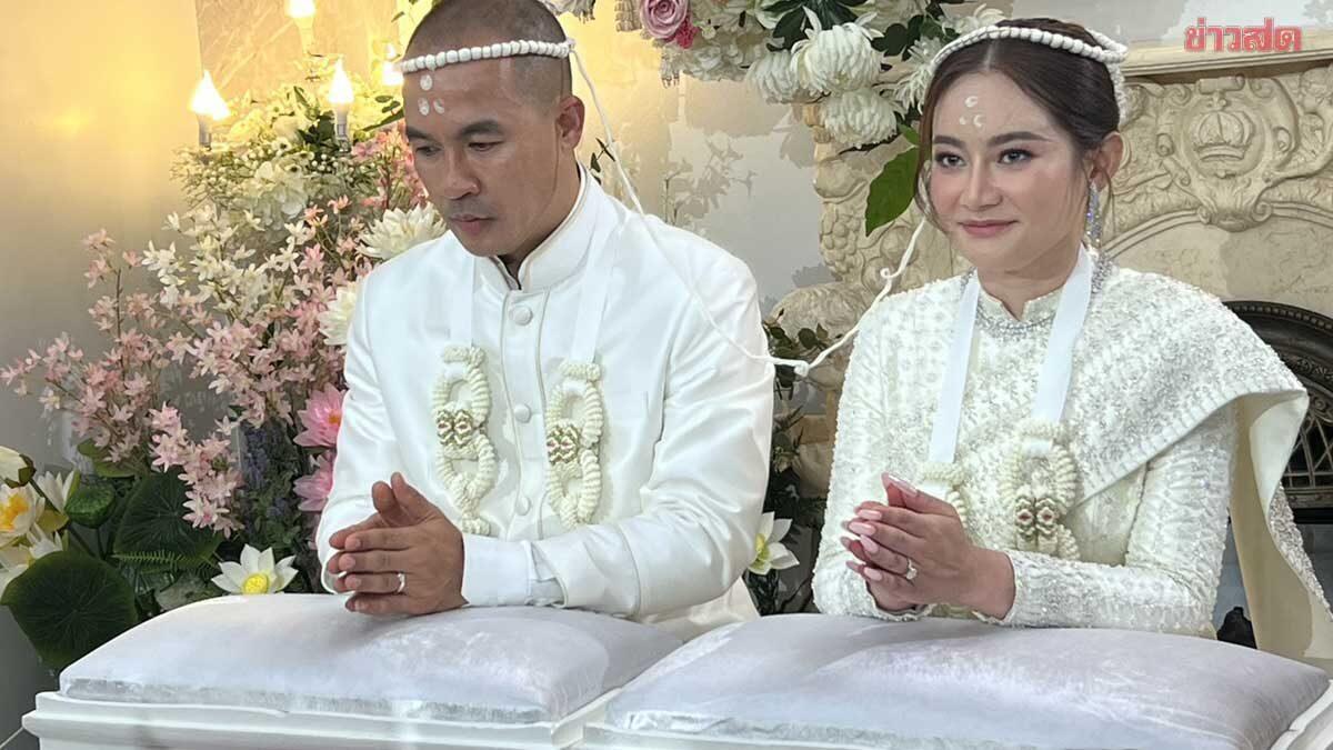 La célébrité thaïlandaise « Mor Plai » se marie avec un cadre dirigeant lors d'une cérémonie traditionnelle