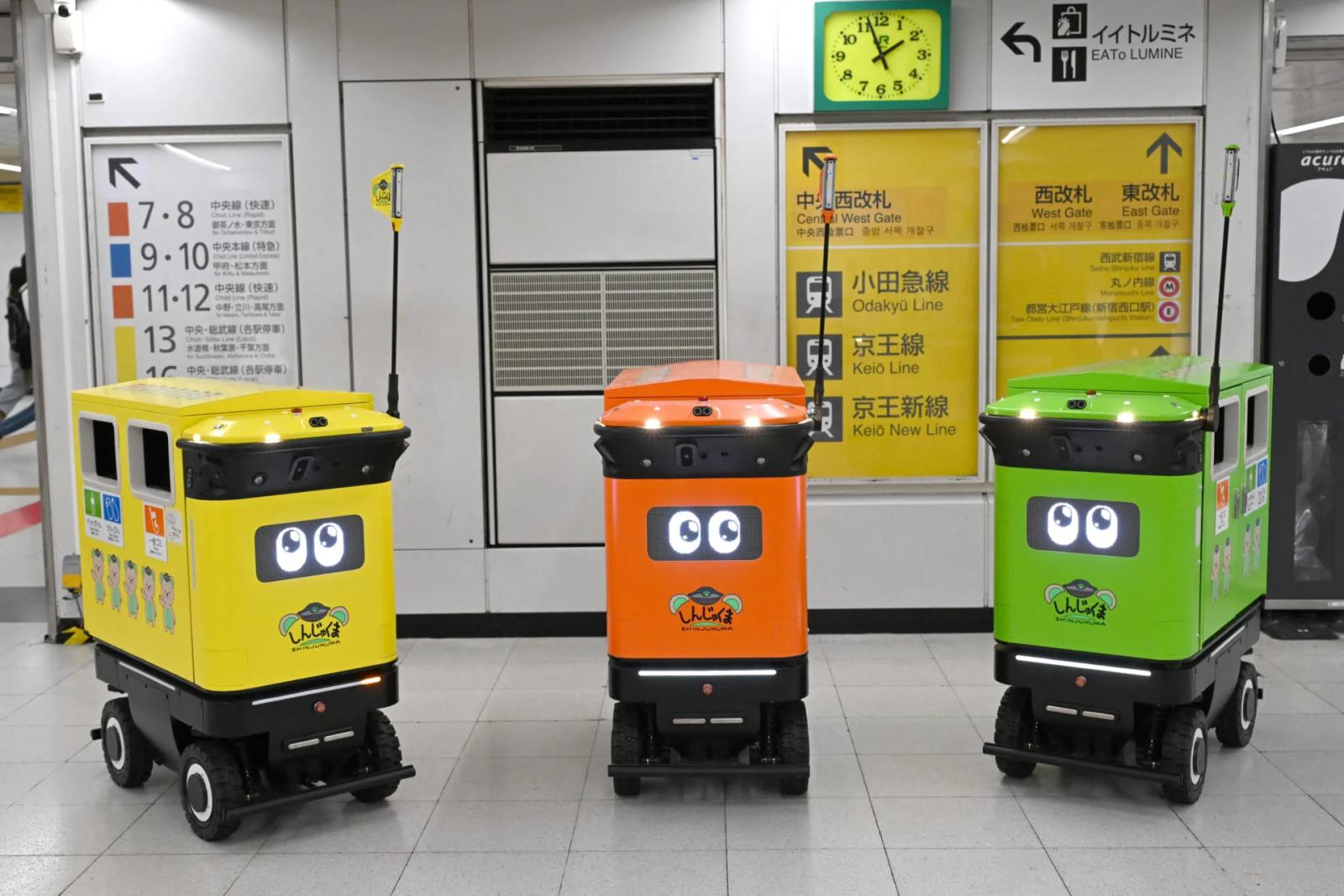 World's Busiest Train Station Tests Robotic Trash Cans