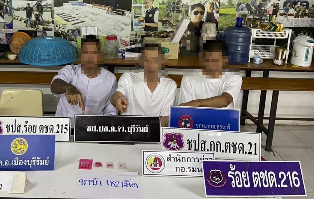Abade e monges expulsos após prisão por drogas em Buriram