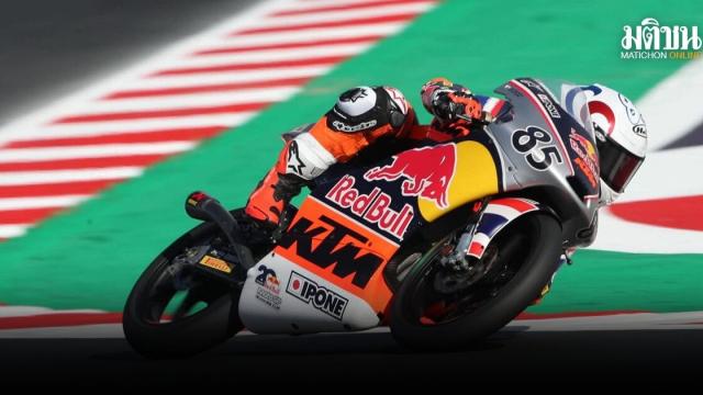 Il pilota thailandese 'Maikiw' Kiatisak si prepara per la finale della Red Bull MotoGP Rookies Cup in Austria