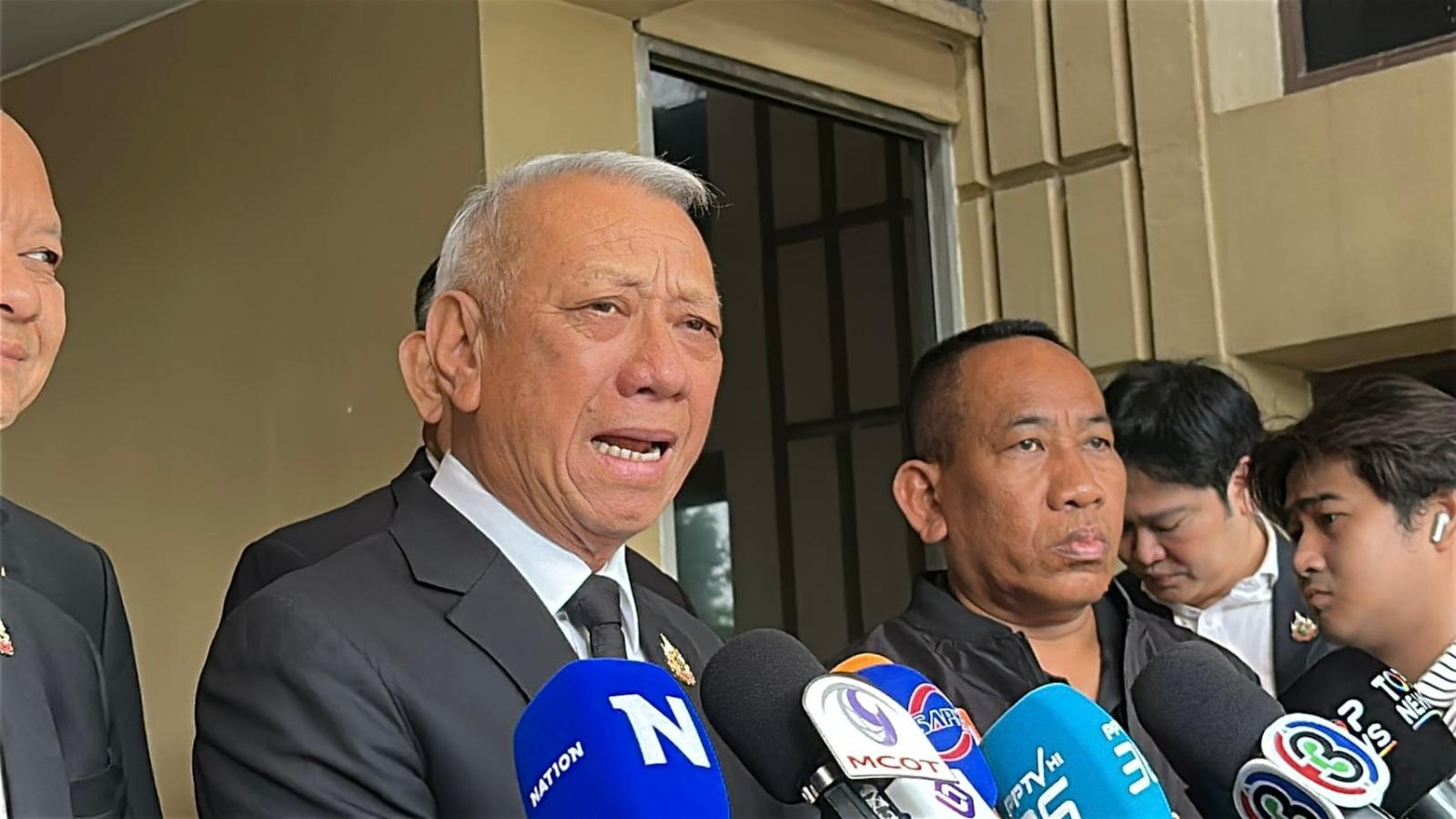 Vize-Premierminister Phiphat äußert sich zu den von Sondhi Limthongkul angeführten Protesten