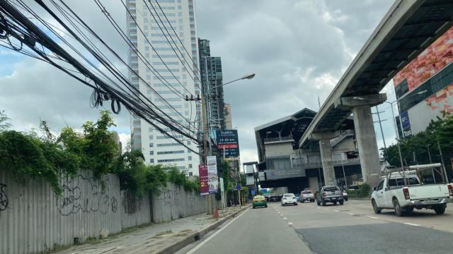 Prominente Familie bietet erstklassiges Grundstück in Chaeng Watthana für 6,7 Milliarden Baht an