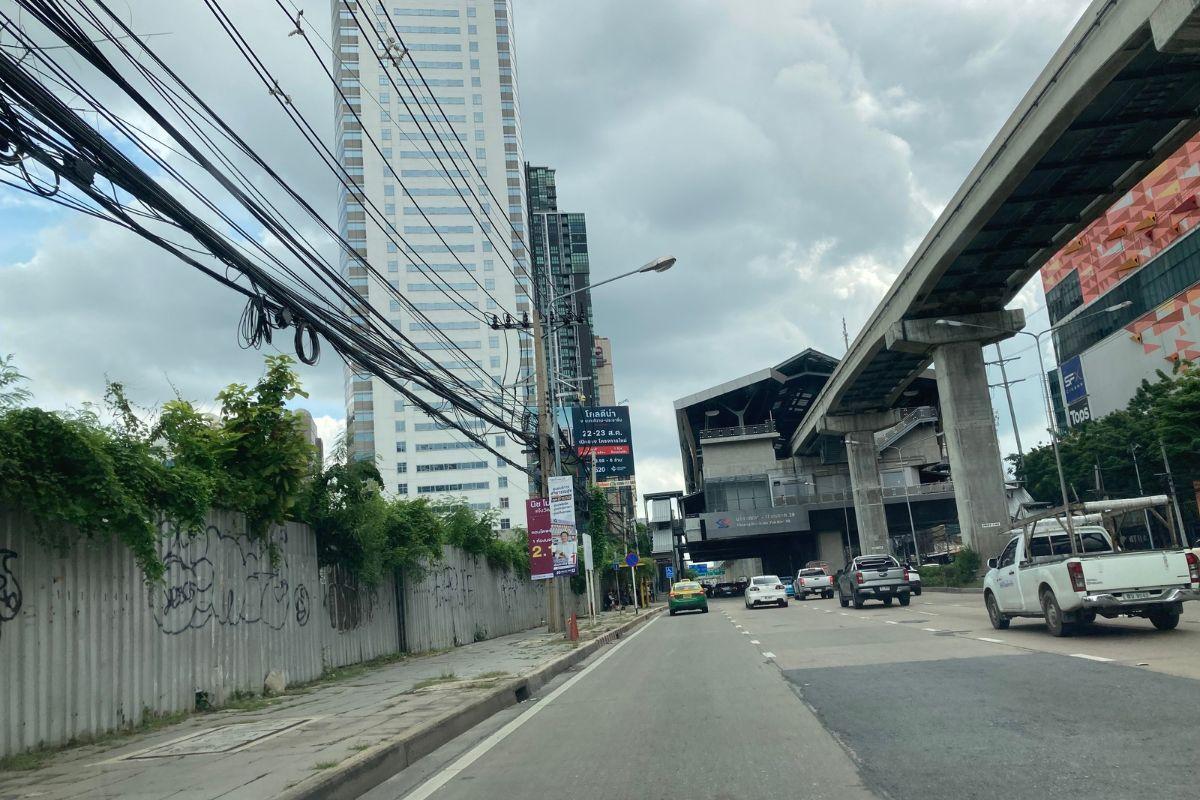 Prominente Familie bietet erstklassiges Grundstück in Chaeng Watthana für 6,7 Milliarden Baht an