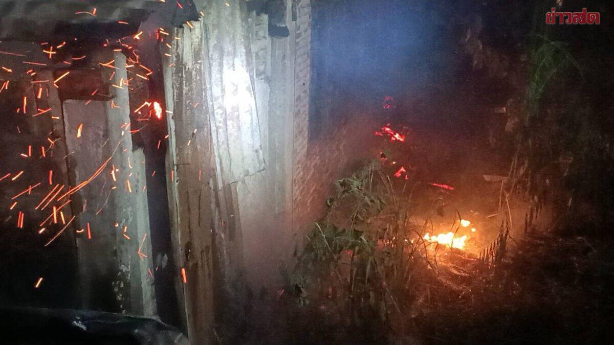 Incêndio destrói casa tradicional tailandesa abandonada em Prachin Buri