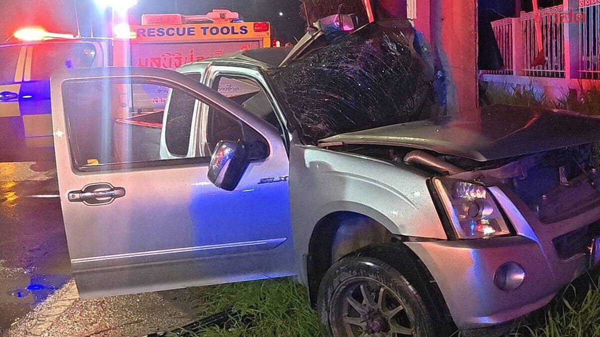 Acidente fatal de caminhonete em Bang Khun Thian