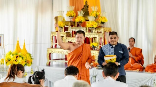 Le Wat Wang Ri Bun Loet organise une rare cérémonie de levée de parasol sacré