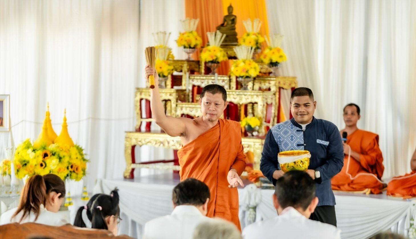 Wat Wang Ri Bun Loet celebra una rara ceremonia de elevación de sombrilla sagrada