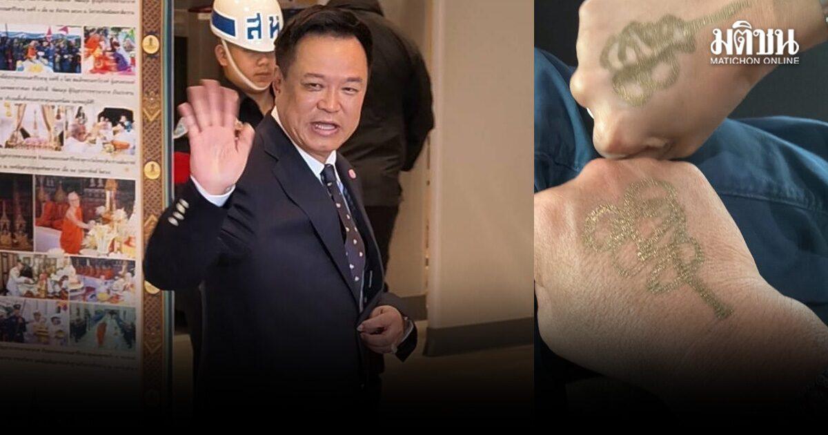 Il Primo Ministro thailandese mostra un tatuaggio sacro e scherza sulle domande dei media