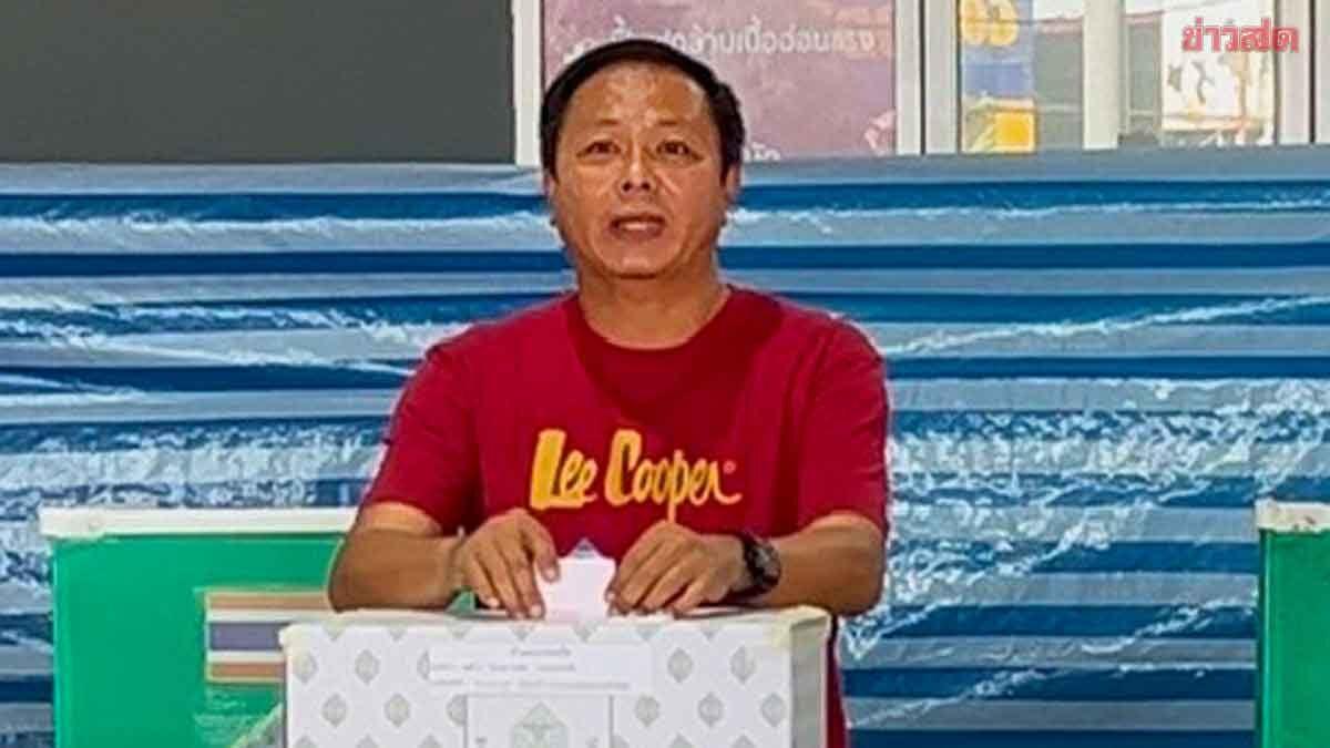 Naruphon Yenprasert vota alle elezioni dell'Organizzazione Amministrativa Provinciale di Nonthaburi