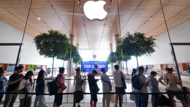 iPhone 18-Start lockt Menschenmengen in den Apple Store im ICONSIAM