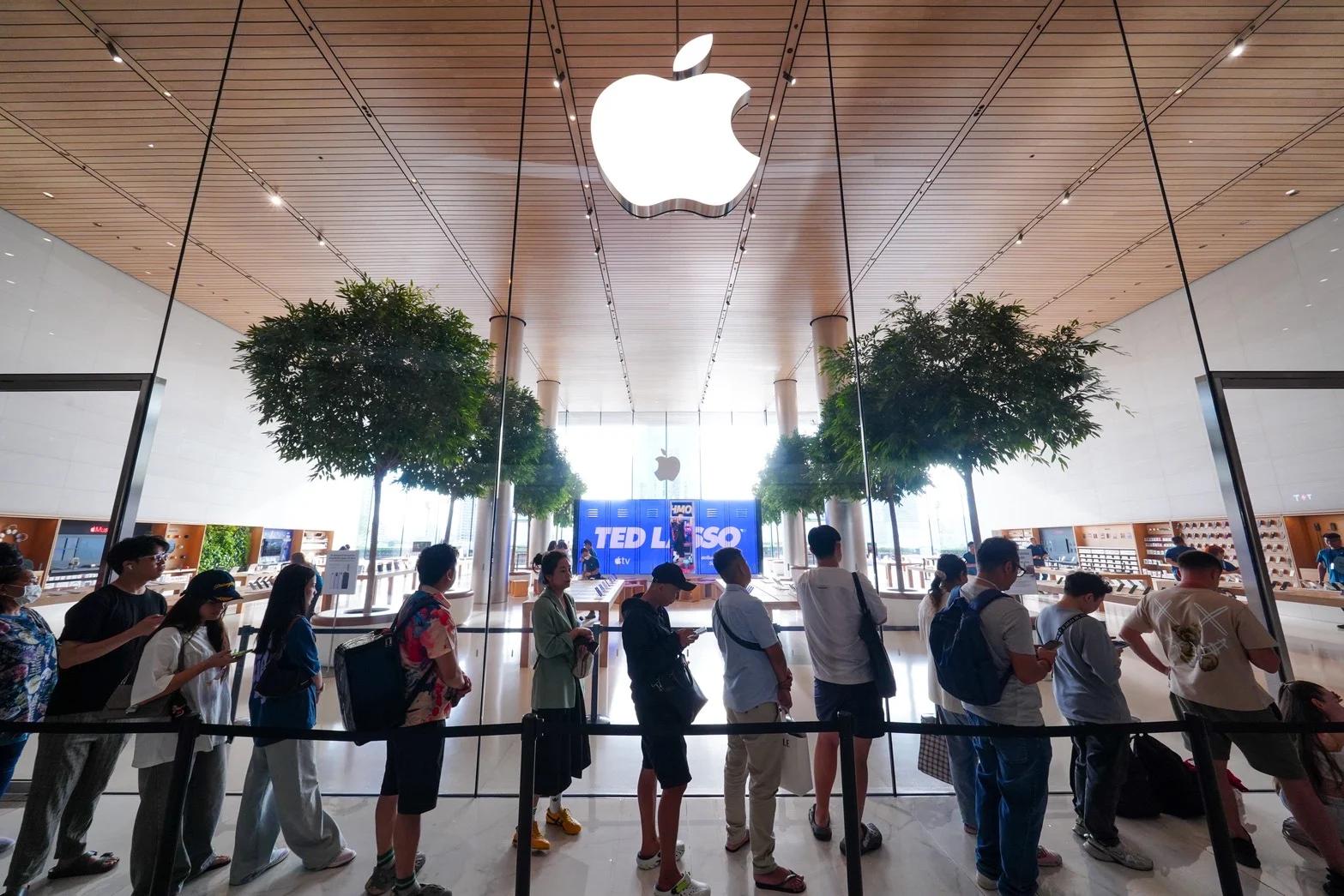 iPhone 18-Start lockt Menschenmengen in den Apple Store im ICONSIAM