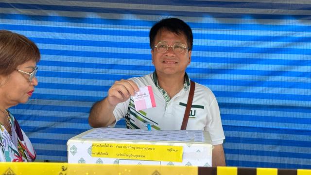 Decharat vota alle elezioni dell'Organizzazione Amministrativa Provinciale di Nonthaburi