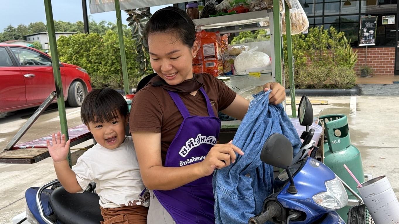 Une vendeuse de nouilles de Chon Buri attire l'attention en emmenant son bébé au travail