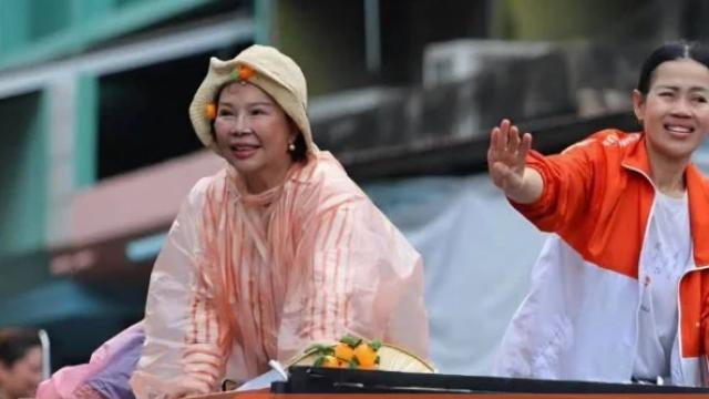 Amarat Chokepamitkul commenta l'elezione dell'OAP di Nonthaburi
