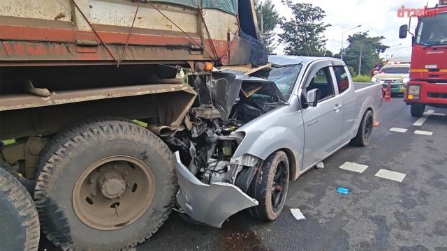 Três feridos em estado crítico após colisão entre picape e caminhão em Buri Ram