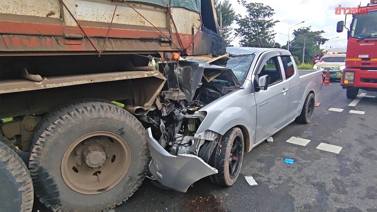 Três feridos em estado crítico após colisão entre picape e caminhão em Buri Ram