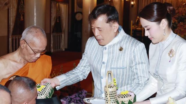 Sa Majesté le Roi accomplit une cérémonie de mérite royal au Wat Borom Niwat