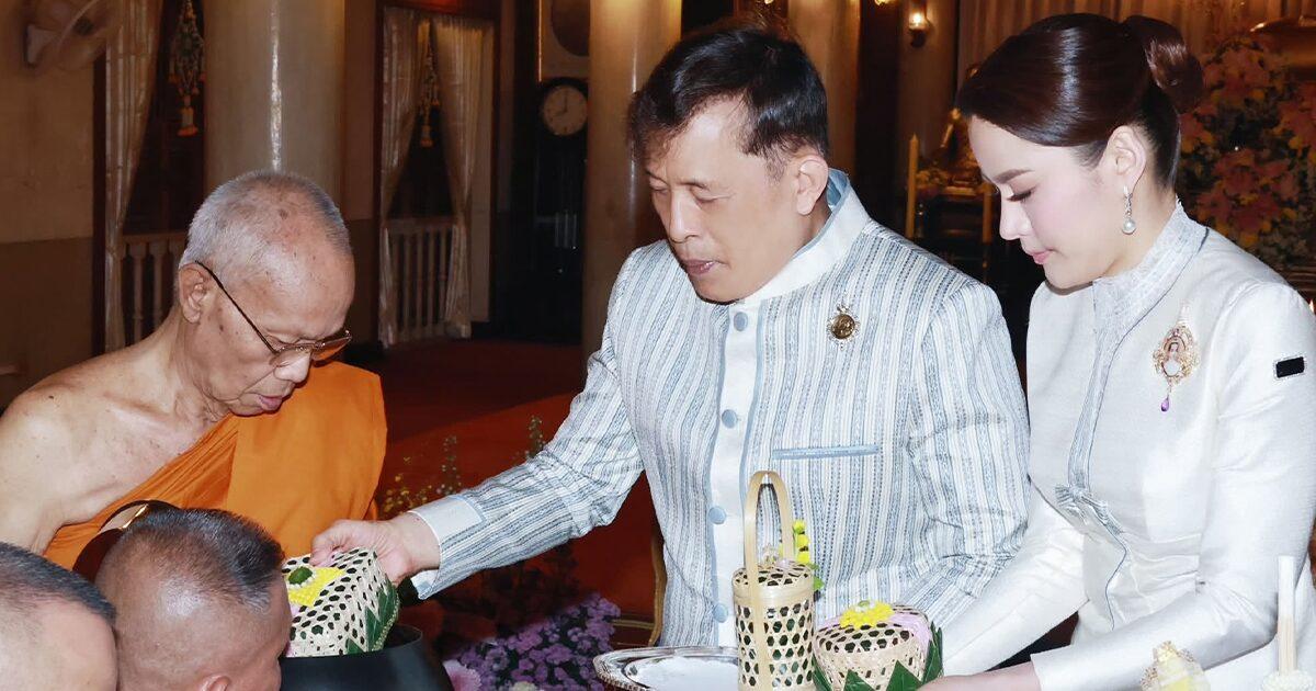 Sa Majesté le Roi accomplit une cérémonie de mérite royal au Wat Borom Niwat