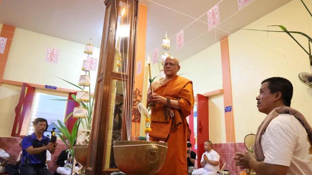 Phiphat Presides Over Consecration Ceremony for First Edition 'Phra Lak Wat Sa' Amulets