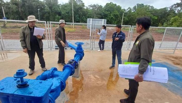 Le Département des ressources en eau inspecte un projet d'irrigation solaire à Huai Yai