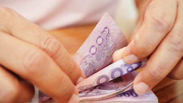 Se prevé que el baht tailandés cotice entre 33,00 y 33,60 por dólar