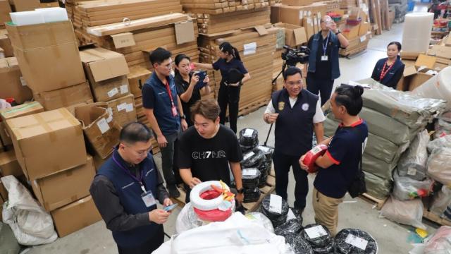 Autoridades apreendem 41.000 itens elétricos ilegais em operação em Samut Prakan