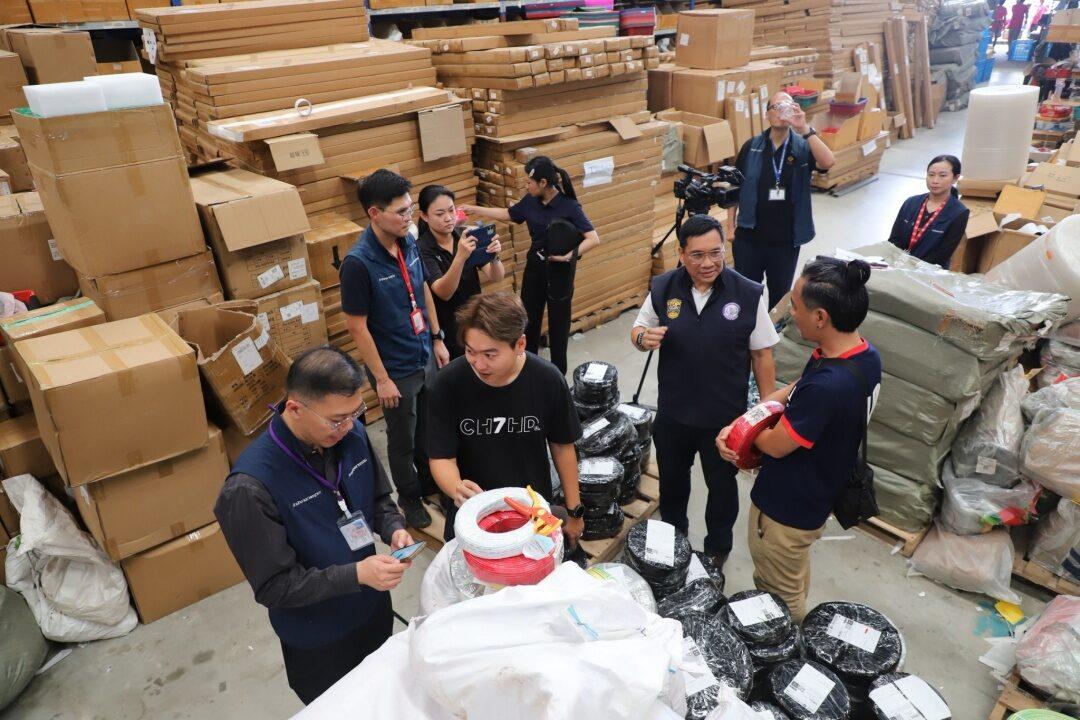 Autoridades apreendem 41.000 itens elétricos ilegais em operação em Samut Prakan