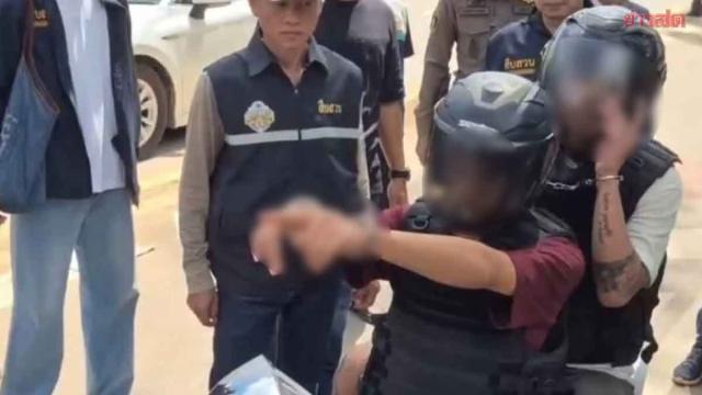 Suspeito reconstitui tiroteio fatal na praia de Mae Ramphueng