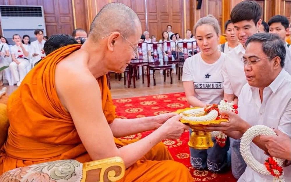 Especialista em amuletos 'Pong Suphan' responde a alegações sobre fundos do Wat Phutthaisawan
