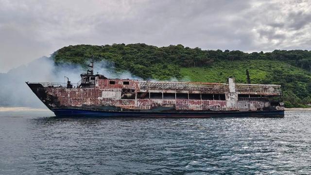 Incêndio em balsa nas Filipinas resulta em mortes