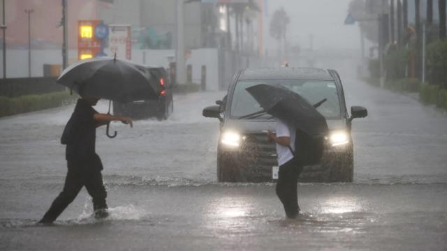 Hundreds of Flights Cancelled as Typhoon Dujuan Approaches Japan