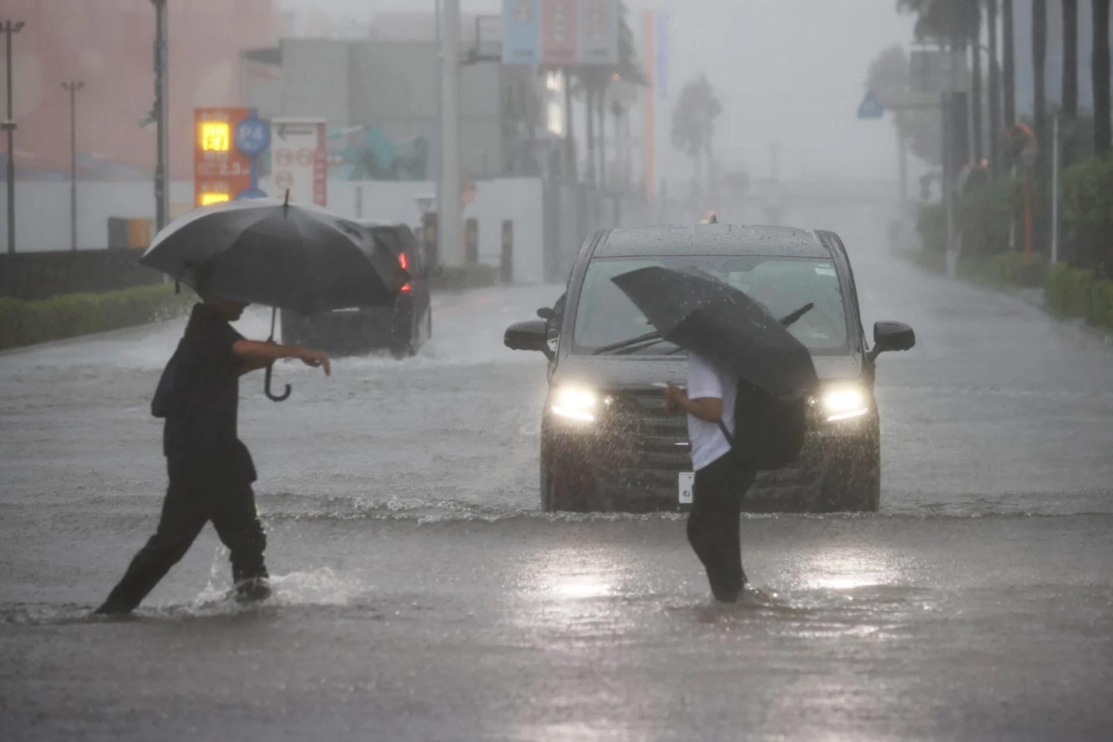 Hundreds of Flights Cancelled as Typhoon Dujuan Approaches Japan