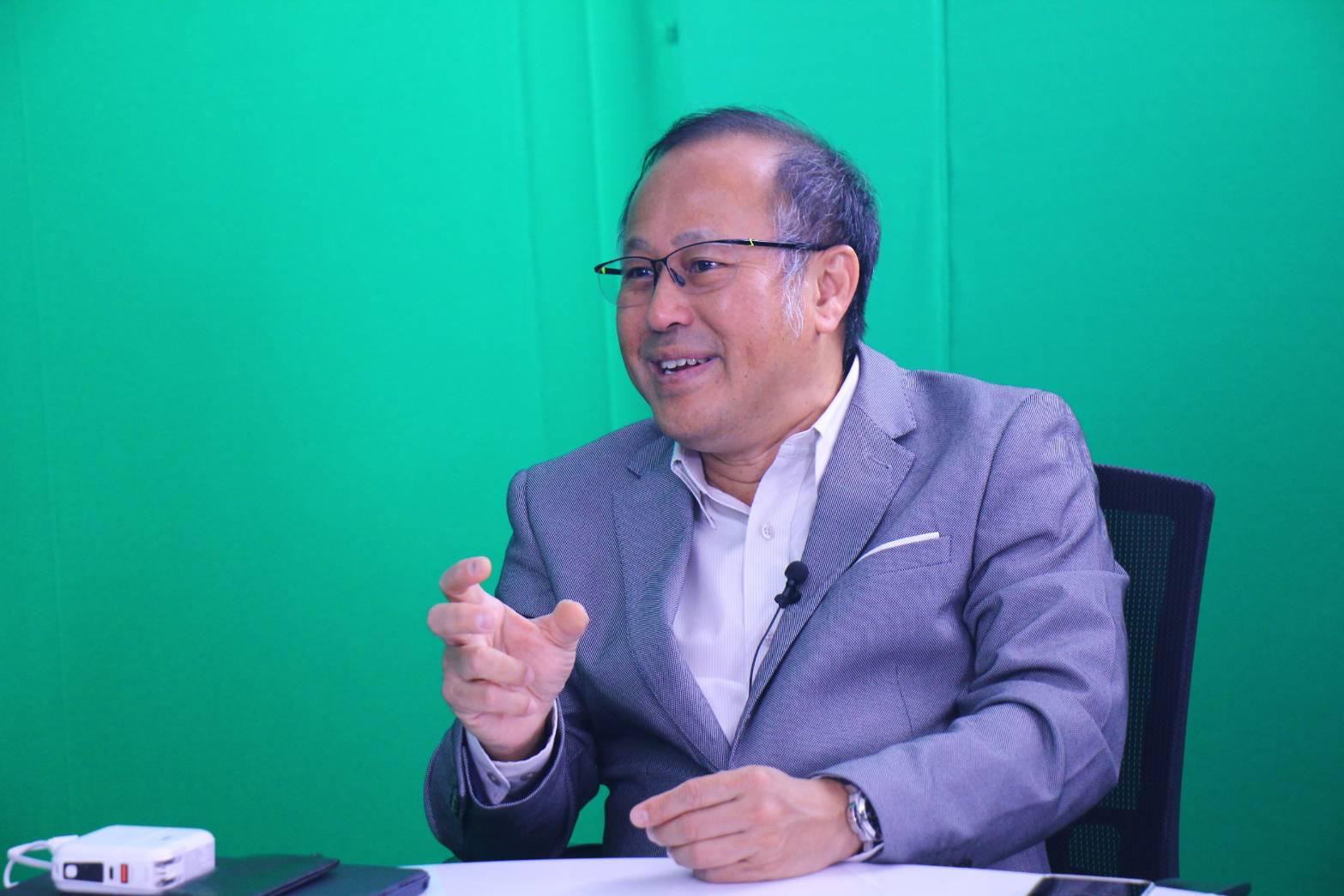 Dr. Tul Sitthisomwong apresenta petição à Comissão Eleitoral sobre o processo de seleção do Senado