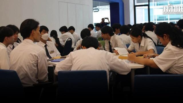 Uthenthawai Students Stage Peaceful Sit-in at Ministry of Higher Education