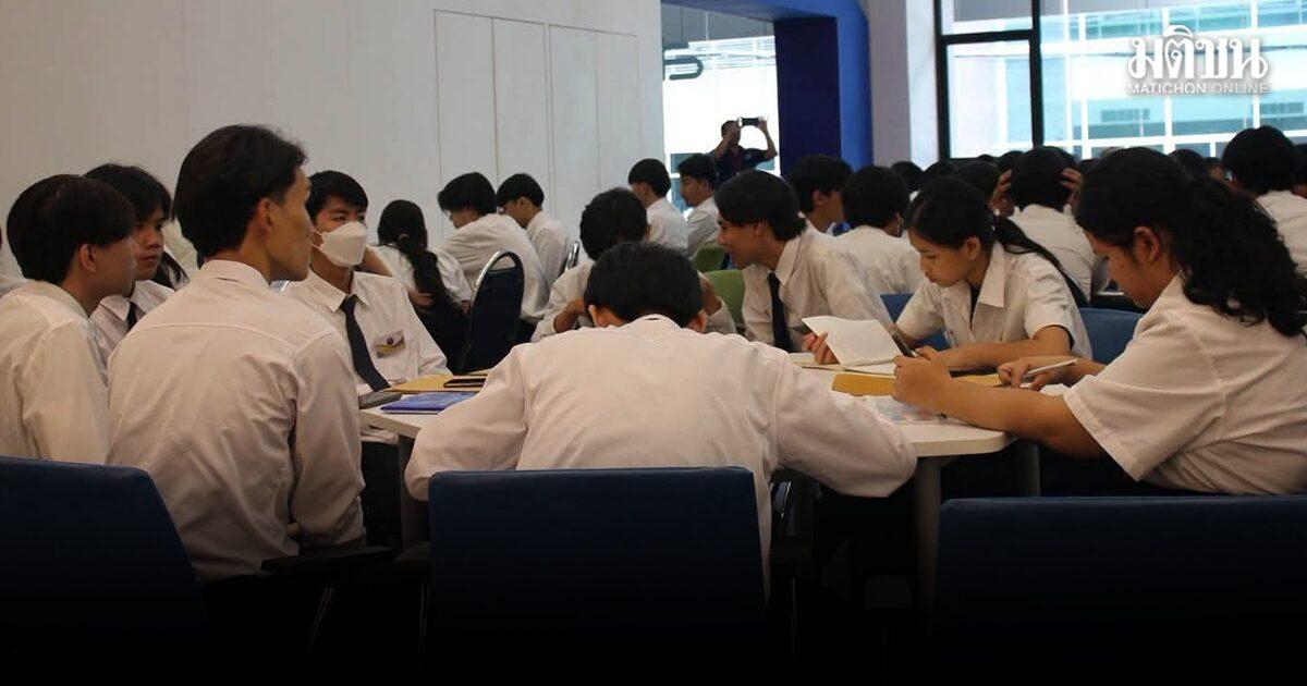 Uthenthawai Students Stage Peaceful Sit-in at Ministry of Higher Education