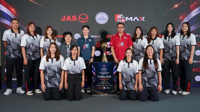 JAS x MONO präsentieren die historische AVC Champions-Trophäe