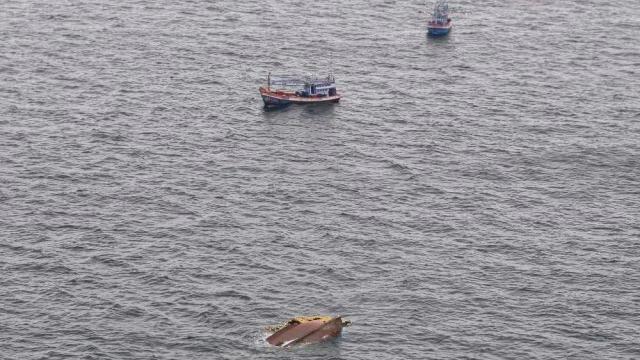 Fishing Boat Sinks in Storm off Sattahip; Search Continues for Missing Crew