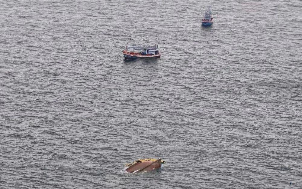 Fishing Boat Sinks in Storm off Sattahip; Search Continues for Missing Crew