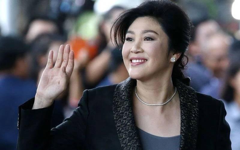Yingluck Shinawatra attend la décision de la Cour administrative suprême sur l'affaire du riz
