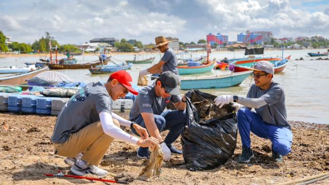 3,000 Volunteers Join Coastal Cleanup in Rayong