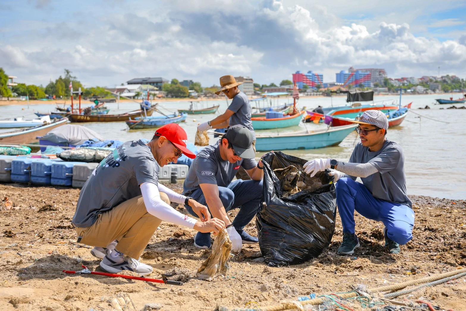 3,000 Volunteers Join Coastal Cleanup in Rayong