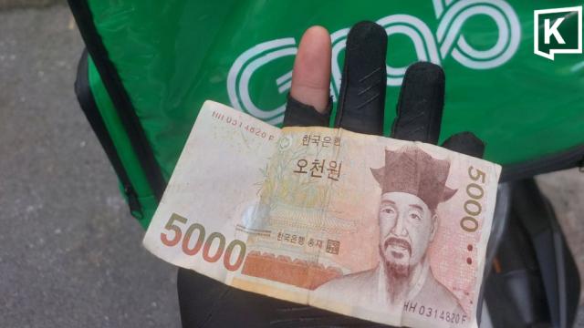 Thai Delivery Rider Confuses Korean Won for Japanese Yen