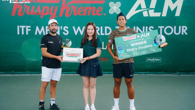Dr. Ausanee Mahagitsiri Leonio überreicht Trophäe beim Krispy Kreme Tennisturnier