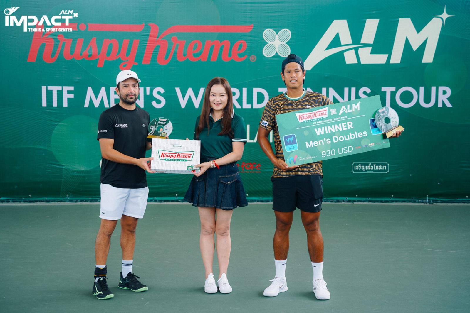 ดร.อุษณีย์ มหากิจศิริ ลีโอณีโอ มอบถ้วยรางวัลในการแข่งขันเทนนิส Krispy Kreme