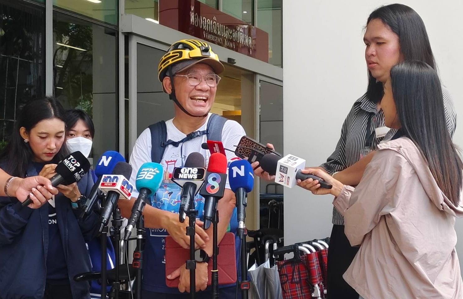 L'ex commissario elettorale Somchai Srisutthiyakorn cerca prove mediche dopo una presunta alterco fisico