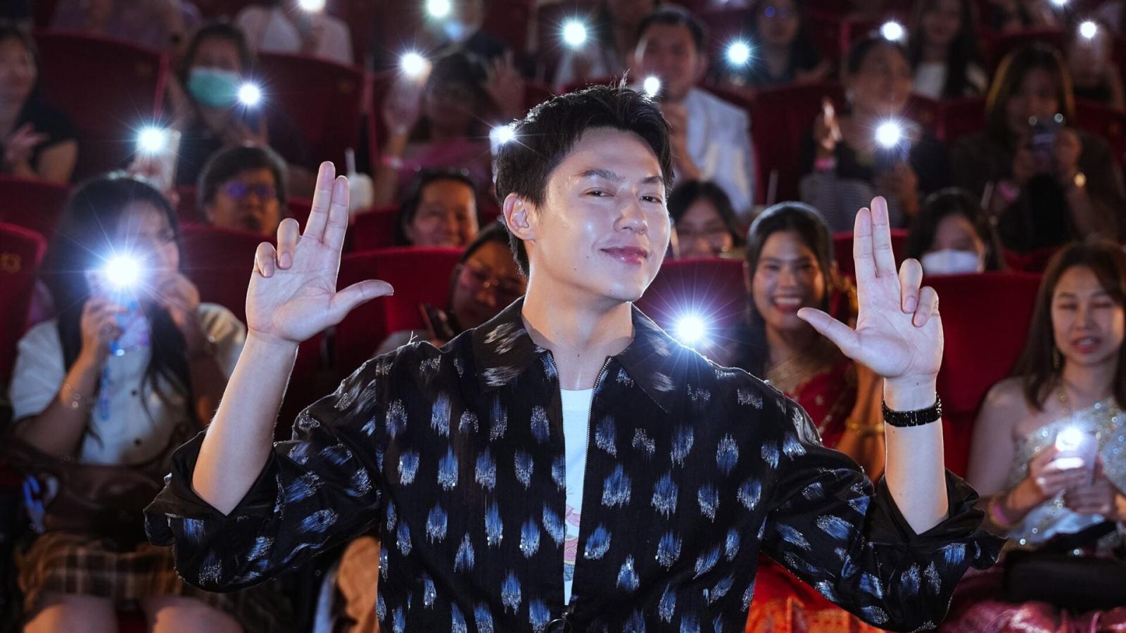 El actor Prin 'Mark' Suparat organiza un cálido evento benéfico para estudiantes de zonas remotas